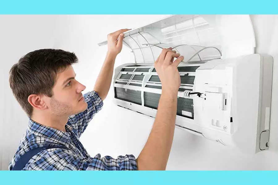 Kỹ thuật viên sửa điều hòa tại nhà khách hàng