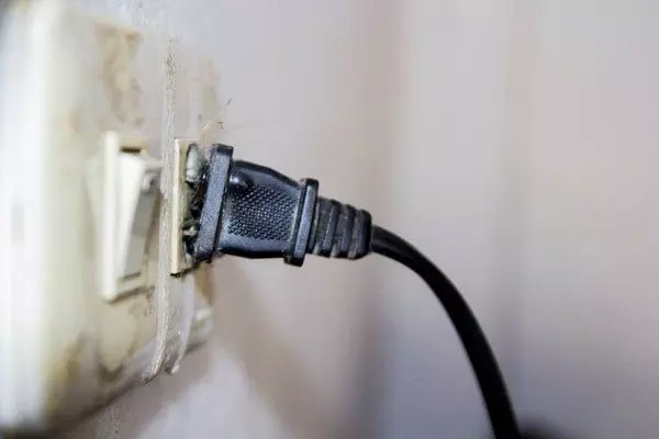 Ổ điện bị lỏng khiến điều hòa không lên nguồn